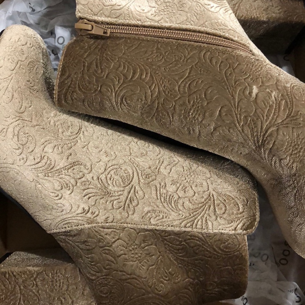 Brand New Women’s Bamboo 7.5 faux velvet booties